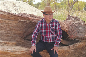 詩歌獎：《盤江魂》 作者：牧之（布依族）         獲獎感言對我來說，詩歌就像遠方的一束亮光，照亮著生活在低處的我，它就是我迷茫中的精神指引，讓我卑微的頭顱高起，讓我的生命充滿陽光雨露，讓我在詩歌中尋回對生活的自信和剛強，讓我以五彩繽紛的方式穿越生活的貧乏和蒼白、灰暗與平庸，在孤獨與豪邁中獲得塵世間的美麗和從容，夢想和希望……