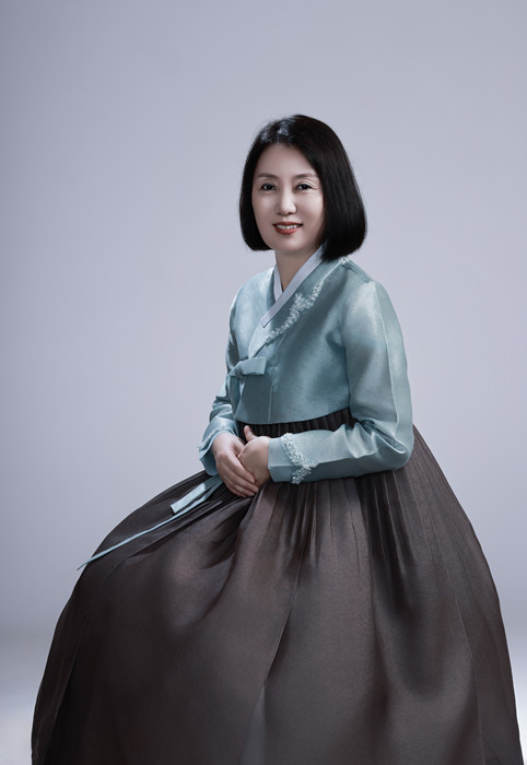 鄭風淑，朝鮮族，1969年生。吉林省延邊朝鮮族自治州人大常委會副秘書長。出版報告文學《金達萊映紅山崗》，翻譯出版長篇小說《南大川》、配圖詩歌集《中國朝鮮族民俗圖》等。曾獲《民族文學》獎翻譯獎。