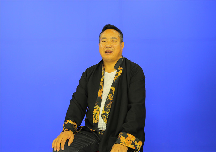 趙有年,藏族,1973年生。青海省海南州文聯(lián)創(chuàng)研室主任。著有長篇小說《石頭村里杏花開》,中短篇小說集《溫暖的羊皮襖》《炊煙籠罩的牧場》,譯作長篇小說《悲鳴的神山》、中短篇小說集《南色小說集》、藏族長篇史詩《格薩爾王》之《天竺佛法宗》等。