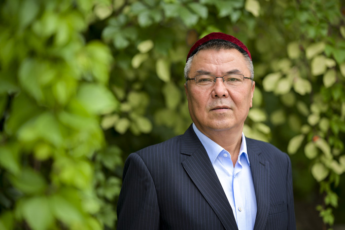 玉蘇甫·艾沙，維吾爾族，1970年生，新疆霍城人。中國石油烏魯木齊石化公司新聞媒體中心副主任，新疆作家協會副主席。著有長篇紀實文學《博格達來信》，翻譯出版《王三街》等五十多部小說。曾獲新疆天山文藝獎等。