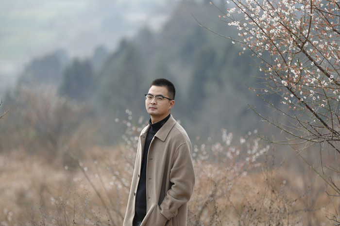 羌人六,本名劉勇,羌族,1987年生。《四川文學》雜志編輯。著有詩集《太陽神鳥》《羊圖騰》,中短篇小說集《伊拉克的石頭》長篇小說《爾瑪史詩》等。