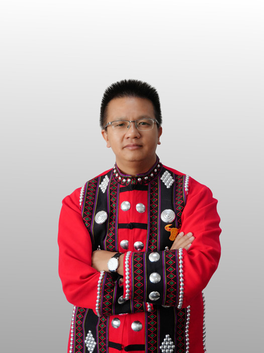 張偉鋒，佤族，1986年生，云南臨滄人。云南文學藝術館宣教部副主任。出版詩集《風吹過原野》《遷徙之辭》等，曾獲云南文學藝術獎、《北京文學》獎等。