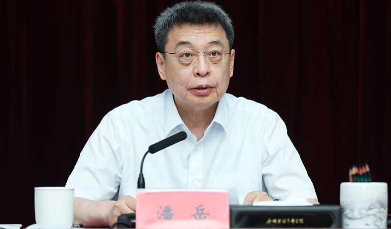 7月20日，評委會名譽主任潘岳在第一次全體會上講話