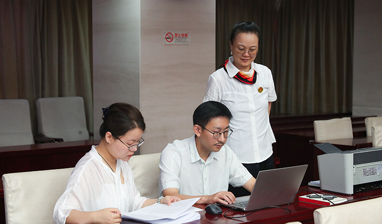 7月31日，工作人員在紀律監察組和公證員的監督下統計選票