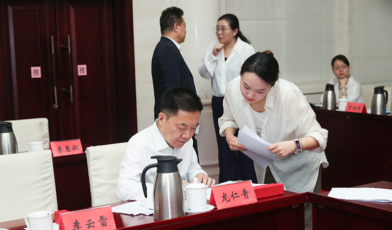 7月31日，紀律監察組組長胡邦勝檢查選票統計情況并簽字