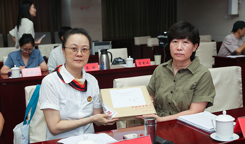 7月31日，公證處和紀律監察組人員展示封存好的終評選票情況