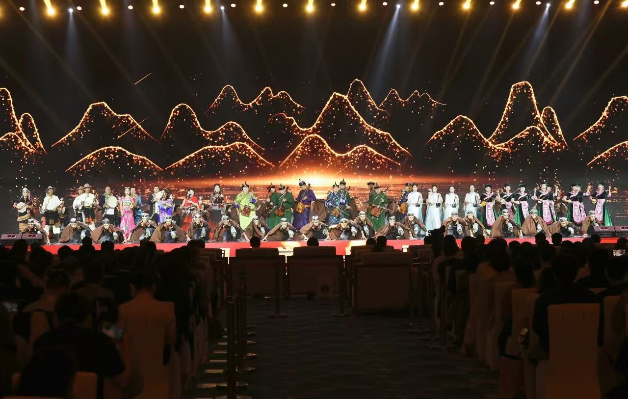開(kāi)場(chǎng)樂(lè)舞《萬(wàn)馬奔騰》