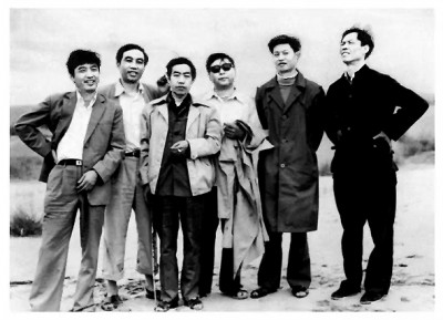 路遙（左四）與賈平凹（左三）、陳忠實（右一）等人合影，三人被稱為陜西文學(xué)界的“三駕馬車”。資料圖片