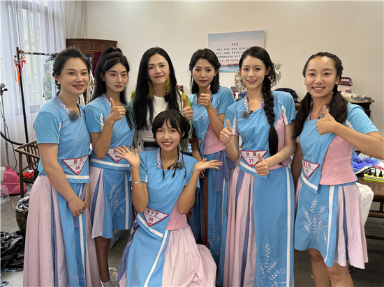 “花兒們”與節目嘉賓姚晨合影