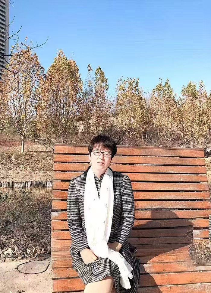 紅精靈,原名杜書紅。曾用名杜潔,舒鴻。有詩歌散見于《作品》《詩選刊》《滇池》《散文詩》《躬耕》《鄭州日報》等。寫作是一種修行,詩歌是靈魂的舞者。