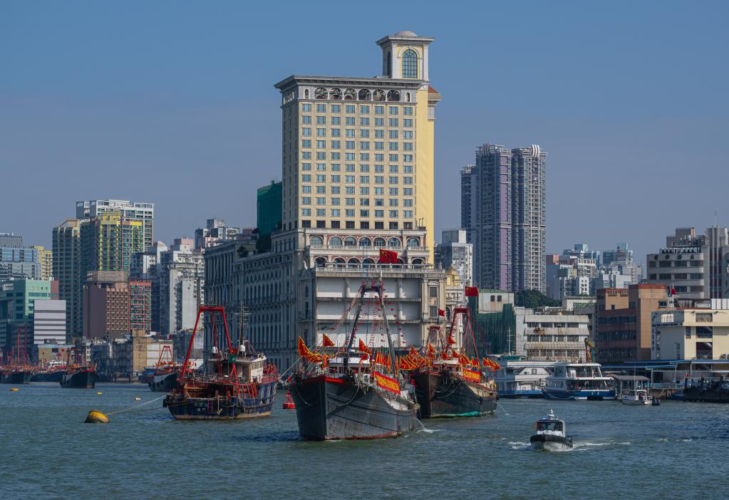 12月12日,慶祝中華人民共和國成立75周年暨澳門回歸祖國25周年、澳門漁船大巡游啟航儀式在澳門舉行。新華社發(fā)