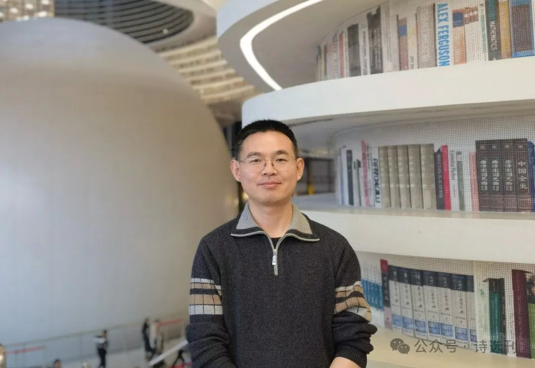 宋煜，本名宋立理，河北隆堯人，中國作家協會會員、河北省作家協會會員。曾出版長篇小說《穿越玫瑰》，詩歌散見于《詩刊》《星星》《揚子江詩刊》《詩選刊》等刊物，曾入選河北文學排行榜·詩歌榜。