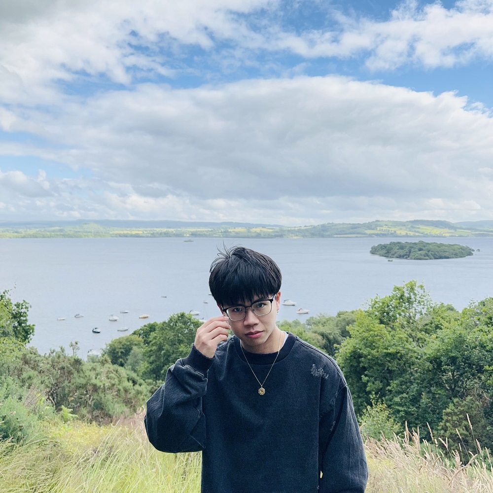 周于旸,1996年生,江蘇蘇州人,已出版小說集《馬孔多在下雨》《招搖過海》。有作品發表于《人民文學》《十月》《北京文學》《小說界》等刊物,有作品入選收獲文學榜、城市文學排行榜,曾獲“鐘山之星”文學獎,小說集《馬孔多在下雨》入圍第五屆寶珀理想國文學獎決選名單。