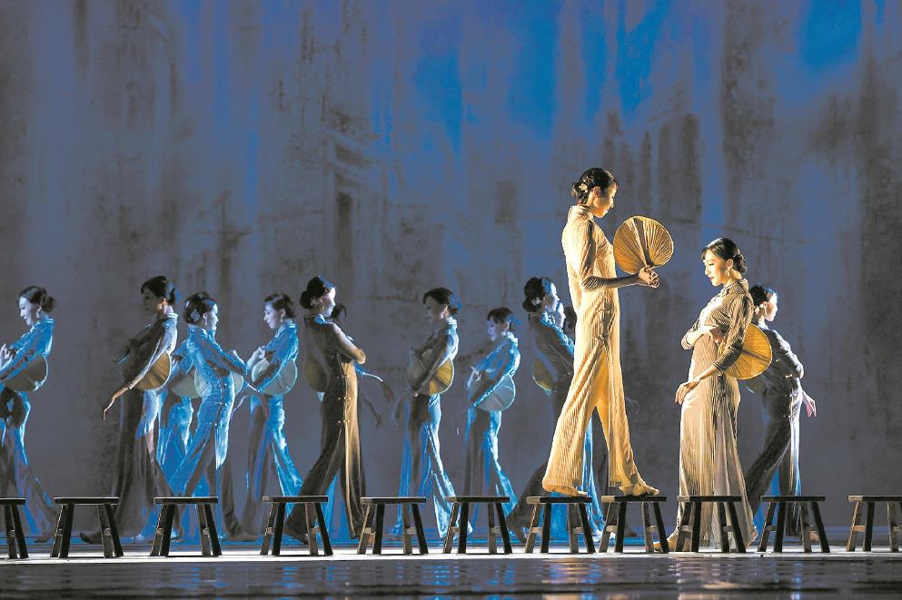 現(xiàn)象級舞劇《永不消逝的電波》的刪改提高版讓現(xiàn)場觀眾熱血沸騰。圖為該劇劇照。