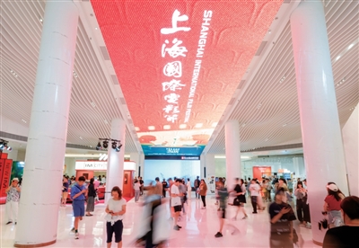 第二十七屆上海國(guó)際電影節(jié)期間,上海影城里人來(lái)人往。 主辦方供圖