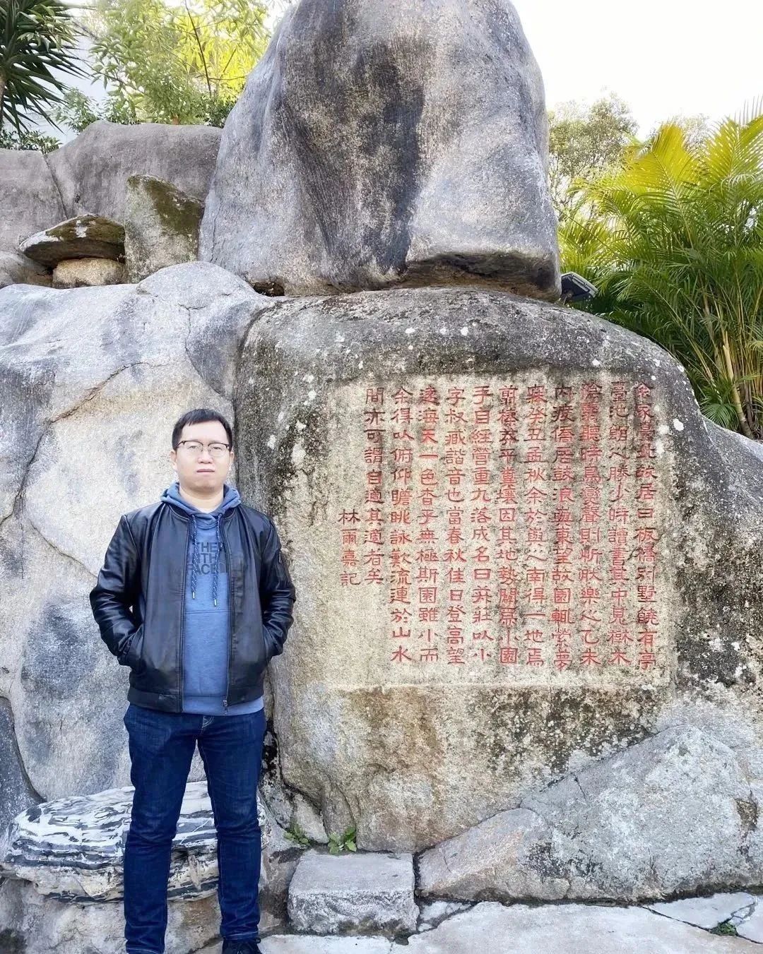 張象,中國作協會員,山西文學院簽約作家。小說見于《十月》《上海文學》《青年文學》等刊物,出版作品有《外省青年》等三部。