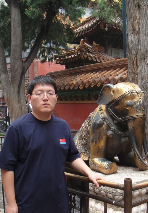 宋嵩,山東東營人,1985年生于濟南。文學博士。現為《長篇小說選刊》雜志主編,副編審,中國小說學會常務理事。著有評論集《瑯嬛流麥》。