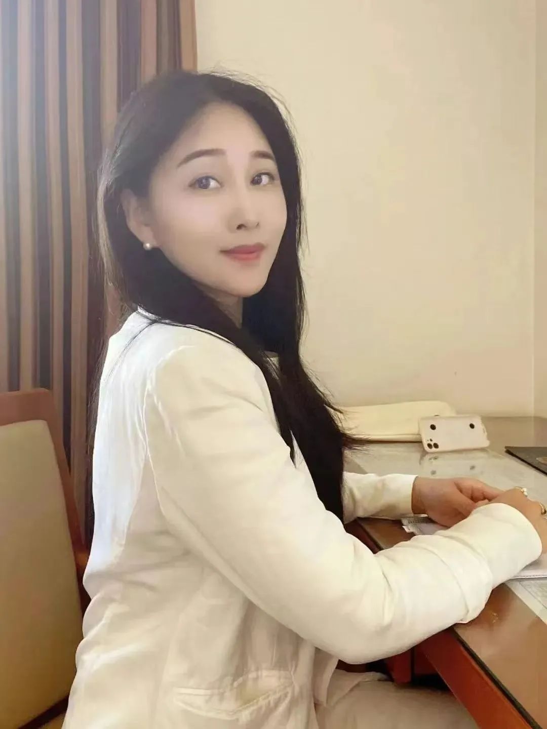 【作者簡介:時曉,安徽宿州人,碩士,現居上海。魯迅文學院第44屆中青年作家高級研討班學員,中作協會員,安徽文學藝術院簽約作家。在《人民文學》《詩刊》《詩歌月刊》《安徽文學》《山東文學》《海燕》《紅豆》《雨花》《揚子江詩刊》《延河》等雜志發表作品。獲第十二屆揚子江詩學獎·詩歌獎。短篇小說集《來去之間》入圍2022年探照燈10月好書榜,入選2022年11月文藝聯合書單。】