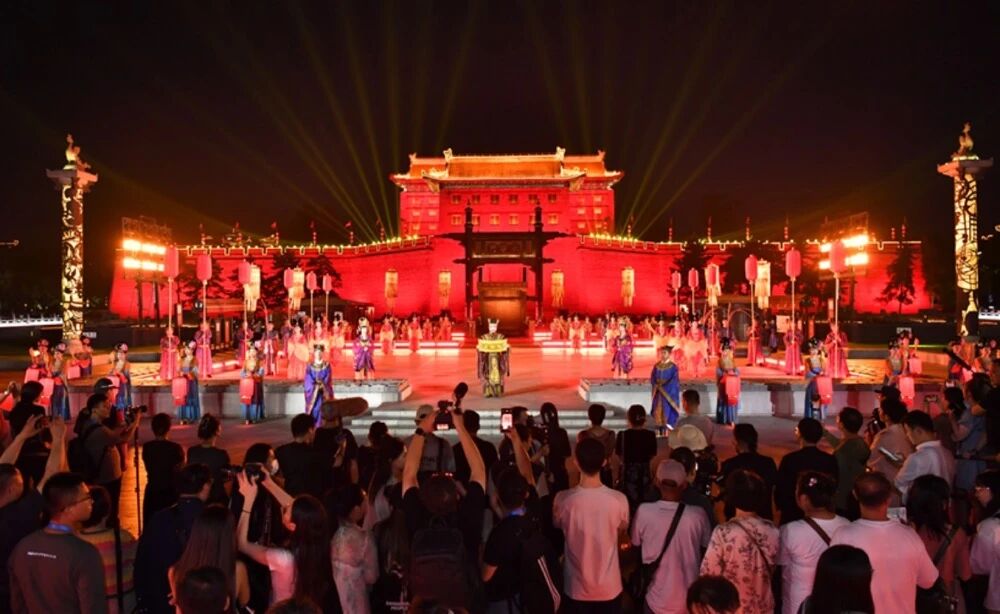 9月14日晚,一場充滿唐韻的歡迎儀式在西安永寧門盛大開場,歡迎參加2025國際青春詩會的拉美詩人和中國詩人。