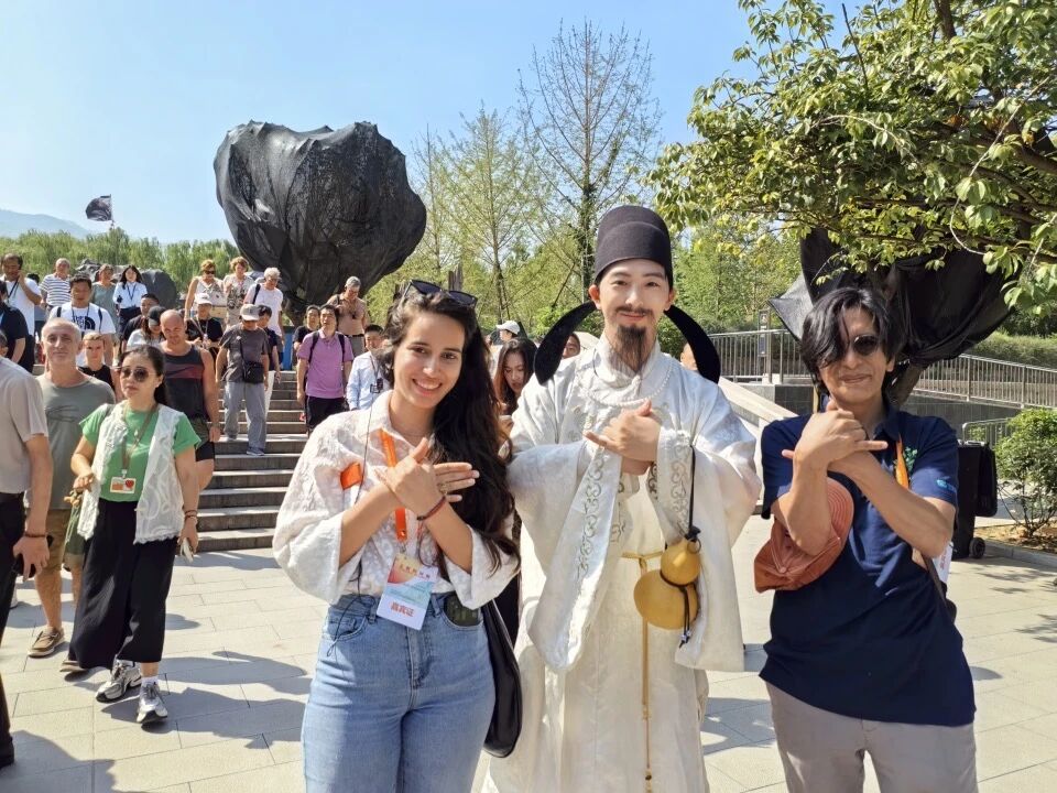 古巴詩人吉賽爾·露西亞·納瓦羅與厄瓜多爾詩人阿古斯廷·瓜姆博,向“李白”學習叉手禮