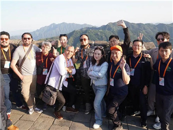 長城上，千年斑駁成詩，訴予我聽