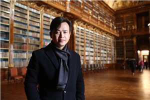 科幻文學(xué):獲獎(jiǎng)作品《火苗照亮宇宙:暗生命傳奇》
作者:王威廉
獲獎(jiǎng)感言小時(shí)候,我第一次讀到鄭文光先生的《飛向人馬座》,書中描繪的浩瀚宇宙和中國少年探索黑洞的勇氣深深震撼了我,讓我對(duì)深空充滿了無限的好奇與想象。從那時(shí)起,對(duì)未知世界的探索欲望便埋藏在我的心里。