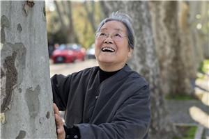 兒童繪本:獲獎(jiǎng)作品《不能沒有》
作者:蔡皋
獲獎(jiǎng)感言書里最先出現(xiàn)的光是陽光。我有種植花草的習(xí)慣,跟植物打交道其實(shí)就是和陽光打交道。光的滋養(yǎng)與體驗(yàn)積累得多了,有一天,會(huì)被兒童猛地“點(diǎn)醒”。比如,我的小孫子就跟我說……