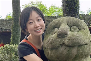 童話:獲獎(jiǎng)作品《外婆變成了麻貓》
作者:慈琪
獲獎(jiǎng)感言關(guān)于外婆的童話獲獎(jiǎng)了,我心中百感交集。我無法和外婆分享喜悅,因?yàn)樗粫?huì)知道發(fā)生了什么,即便知道,也會(huì)很快忘記。如今的她,生活在許多“全新”的一分鐘里,高興是一分鐘,生氣是一分鐘……