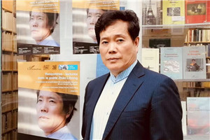 童話:獲獎(jiǎng)作品《月光蟋蟀》
作者:趙麗宏
獲獎(jiǎng)感言我的寫作起始于詩歌和散文,寫兒童文學(xué)、小說和童話,是在我60歲以后。創(chuàng)作兒童文學(xué),使我的寫作和兒童的世界聯(lián)系在一起。這是一個(gè)純真的世界,是一個(gè)不能容忍虛偽和欺騙的世界……