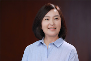 小說:獲獎(jiǎng)作品《胡同也有小時(shí)候》
作者:周敏
獲獎(jiǎng)感言胡同的魅力,不是一部小說能說盡的,希望有機(jī)會(huì)來北京的朋友,能找一間什剎海附近胡同深處的民宿住上些時(shí)日,逛逛早市,看看夕陽,嘗嘗“鴉兒李記”的早點(diǎn),品品“富華齋”的蓋碗茶。要是運(yùn)氣好……