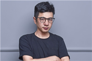 小說:獲獎(jiǎng)作品《大河的歌謠》
作者:大秀
獲獎(jiǎng)感言我出生在魯西南黃河畔,大學(xué)畢業(yè)后生活在紅船旁。江南文化的細(xì)膩與齊魯大地的渾厚共同造就了我的文學(xué)語言。我為什么要書寫黃河?因?yàn)閷?duì)我而言,黃河不僅是地理上的故鄉(xiāng),更是我所創(chuàng)建的文學(xué)故鄉(xiāng)。