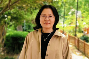 小說:獲獎(jiǎng)作品《萬花筒》
作者:陸梅
獲獎(jiǎng)感言回想寫《萬花筒》的心境,有點(diǎn)做夢(mèng)的感覺。我似乎完全沉浸在文字所構(gòu)建的那個(gè)世界里,心里有一個(gè)執(zhí)念:就想借孩子的眼睛,看看我生活的這座城市——不是作為背景,而是進(jìn)入縱深。