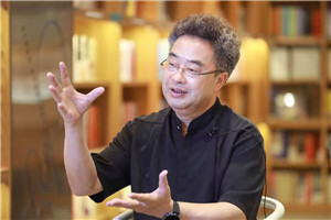 小說:獲獎(jiǎng)作品《方一禾,快跑》
作者:祁智
獲獎(jiǎng)感言我小的時(shí)候,父親在外地做教師,我和媽媽生活在鄉(xiāng)下。媽媽身體很差。經(jīng)常救護(hù)車突然呼嘯而來又呼嘯而去,把媽媽接走了。過幾天,救護(hù)車又突然呼嘯而來、呼嘯而去。下午放學(xué)回家,我看到媽媽躺在床上,虛弱得像一張紙。