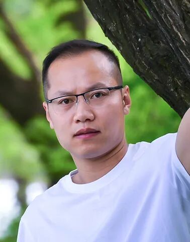 范墩子 西安市文學藝術創作研究室專業作家。在《人民文學》《江南》《青年作家》《滇池》等期刊發表近百萬字,已出版《抒情時代》《虎面》《我從未見過麻雀》《去貝加爾》《小說便條》等作品。曾獲陜西青年文學獎、《滇池》文學獎最佳小說獎、長安散文獎等。