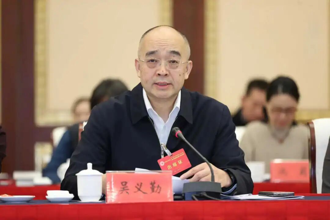 中國(guó)作協(xié)黨組成員、副主席、書(shū)記處書(shū)記吳義勤主持第一次全體會(huì)議