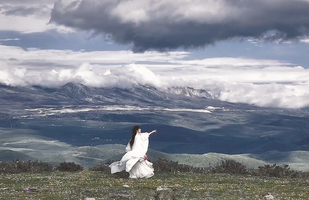 博主“叁仟”的視頻一般以中式景致為背景,她則身著漢服,與背景構成渾融的整體。