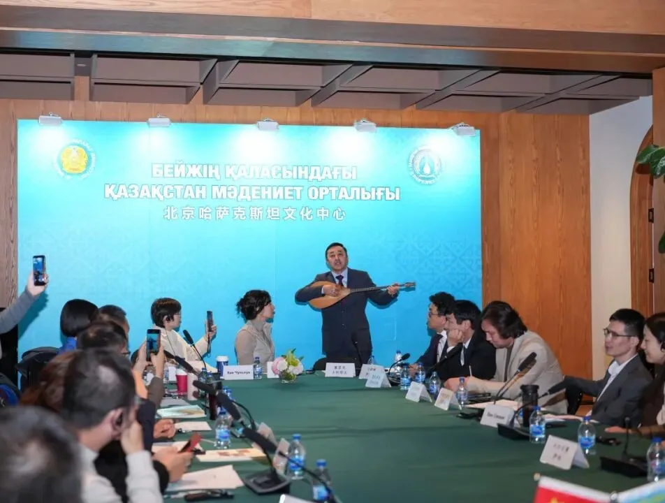 研討會現(xiàn)場,哈薩克斯坦作家表演民族樂器