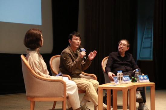 上圖講座現場,左起依次是主持沈祎;歌手、收藏家張信哲;復旦大學新聞學院教授顧錚。