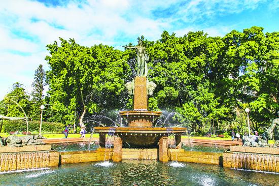 海德公園最美麗的風景是阿奇伯德噴泉。這座噴泉是為了紀念第一次世界大戰期間法澳聯盟而建的。碧波蕩漾的水池中，一座座雕塑講述著希臘神話故事 阿奇伯德噴泉