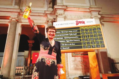 多納泰拉·迪彼得蘭托尼奧在第78屆女巫獎的最后一次計票后成為大獎得主。她身后黑板上的第二行顯示《脆弱的時代》以189票勝出。女巫獎圖片