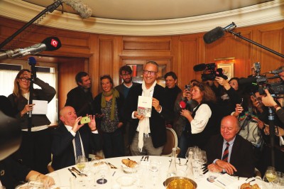 聞知獲獎后按例趕來與菲利普·克洛代爾（左二）等眾評委同席的作家卡邁勒·達烏德（中）。攝影：奧利維耶·迪翁