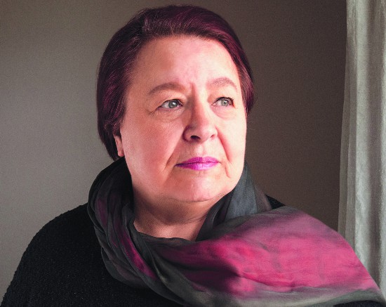 娜塔莎·沃?。∟atascha Wodin，1945— ），德語作家，俄語翻譯家。1983年，她的第一部小說《玻璃之城》問世，后又相繼出版了《我曾活過》《婚姻》《黑夜中的兄弟姐妹》《暗影中的人》等。因《她來自馬里烏波爾》一書，娜塔莎·沃丁被授予萊比錫圖書獎、德布林獎，目前生活在柏林和梅克倫堡。 對于娜塔莎來說，母親和父親的人生是兩個難以解決的謎團，在一次偶然的機會下，她開始追尋父母的生存痕跡，并寫下了《她來自馬里烏波爾》《暗影中的人》，而她的書寫早已超越了“個人”，成為20世紀東歐歷史的縮影。隨著“馬里烏波爾三部曲”的完結篇《娜斯佳的眼淚》推出，由一位女性的生命謎團開始的追尋，最終在另一位女性的生存寓言中結束